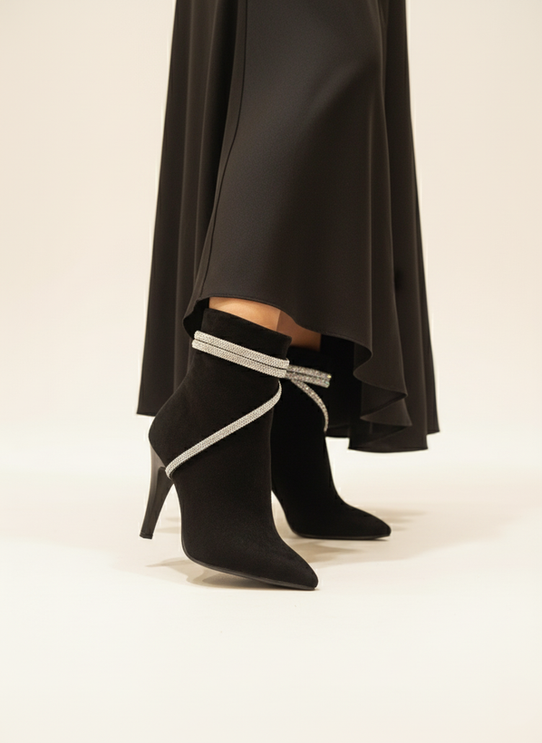 بوت پاشنهدار زنانه مشکی با بندهای تزئینی