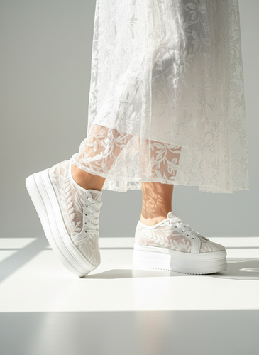 کتونی لژدار عروس سفید زنانه با رویه توری و گلدوزی دانتل