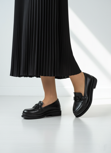 کالج زنانه مشکی چرم لژدار و سگک زنجیر شکل