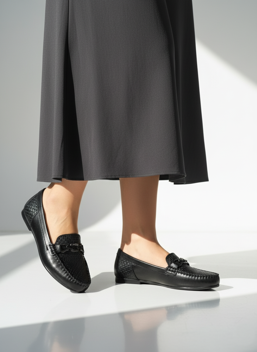 کالج چرم مشکی زنانه شیک با رویه طرحدار و سگک فلزی زنجیری