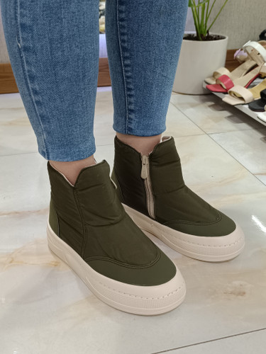 نیمبوت پفکی زنانه زیتونی با زیره ضخیم سفید و زیپ کناری مناسب زمستان