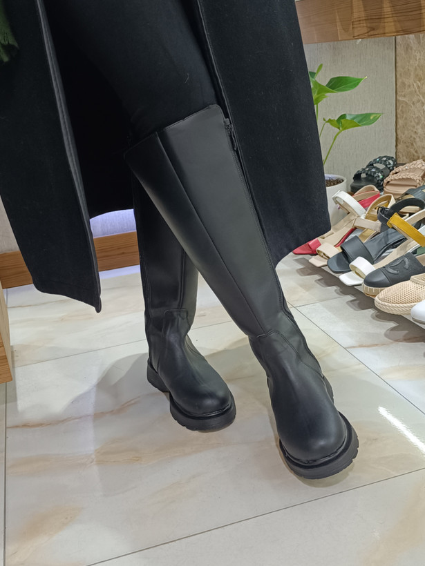 بوت بلند مشکی زنانه چرم باکیفیت و زیره ضخیم لژدار مناسب استایل زمستانی