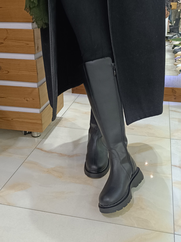 بوت بلند مشکی زنانه چرم باکیفیت و زیره ضخیم لژدار مناسب استایل زمستانی