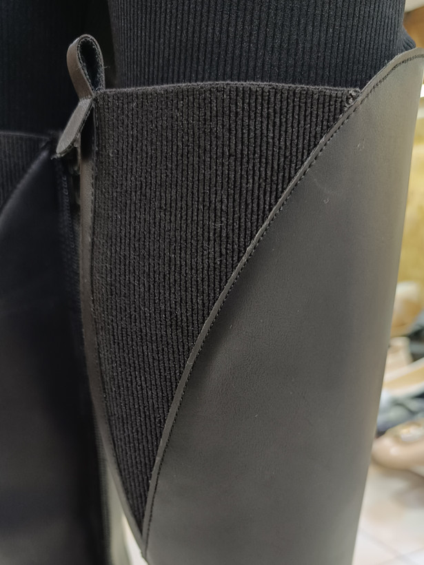 بوت بلند مشکی زنانه چرم باکیفیت و زیره ضخیم لژدار مناسب استایل زمستانی